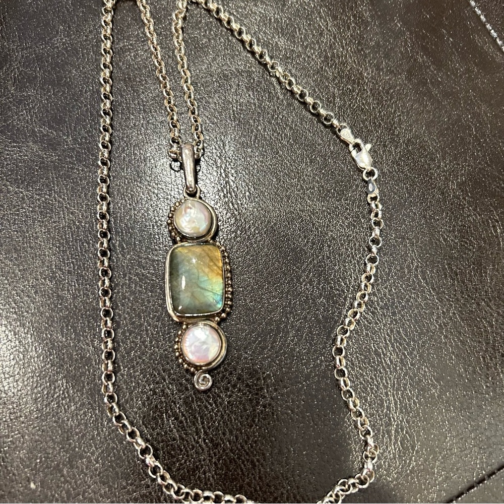 Women’s neckless